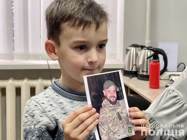 У Луцьку на Миколая дітям загиблого поліцейського вручили ключі до нової оселі (відео)