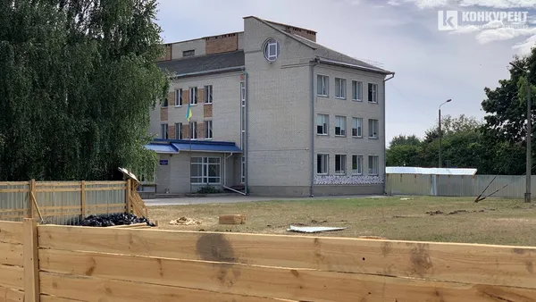 Територія поруч з корпусом школи, яку обнесли парканом. Вересень 2024