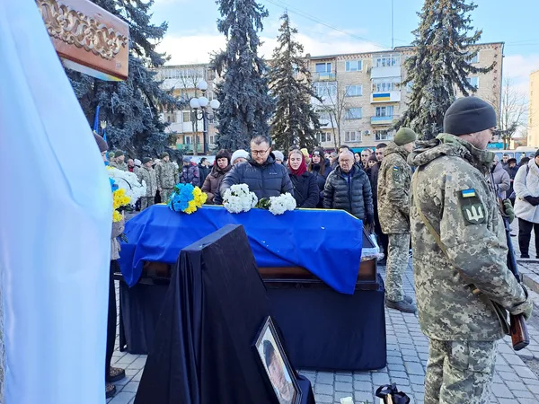 Мріяв показати доньці мирний Київ: у Ковелі поховали Героя Василя Оришкевича (фото)