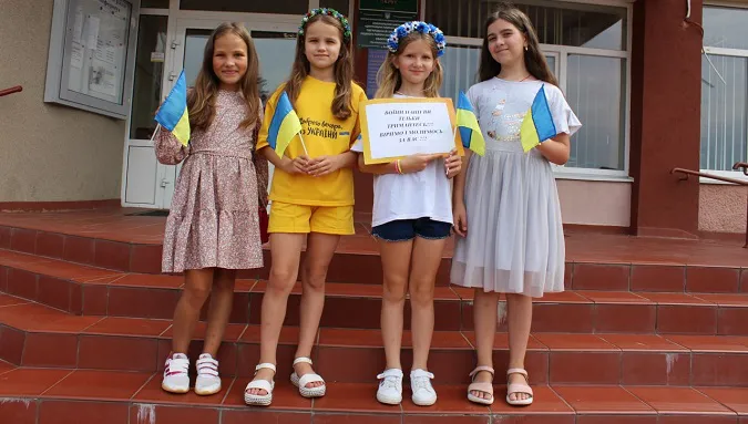 Юні волонтерки з Липин зібрали 9 тисяч гривень для ЗСУ (фото)