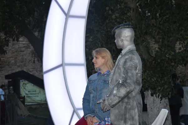 Щоб сфотографуватись на цьому місяці, упродовж вечора стояла постійна черга