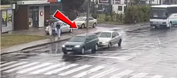 У Луцьку – ДТП на перехресті: Daewoo протаранив Opel перед світлофором (відео)