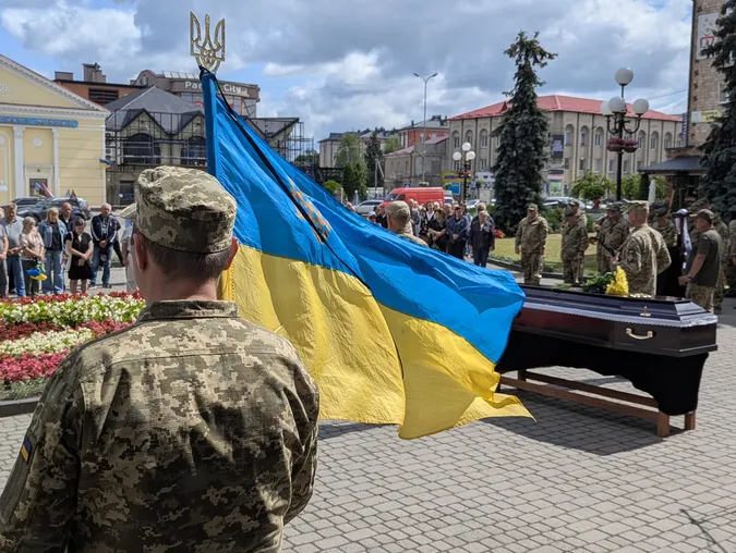 Майже рік вважався зниклим безвісти: Ковель навколішки попрощався з Героєм Віктором Дорощуком