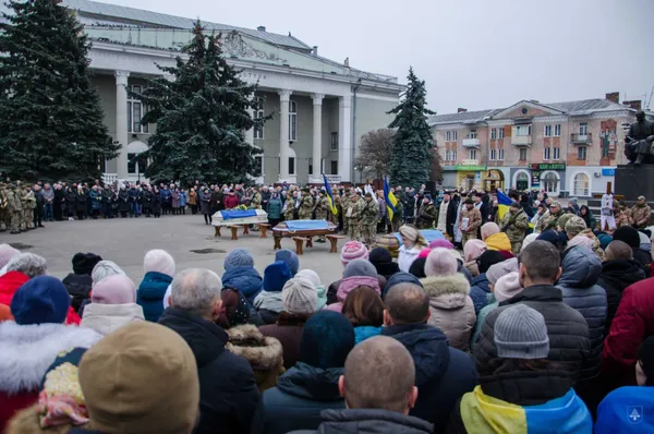 Нововолинськ попрощався одночасно з чотирма Героями (фото)