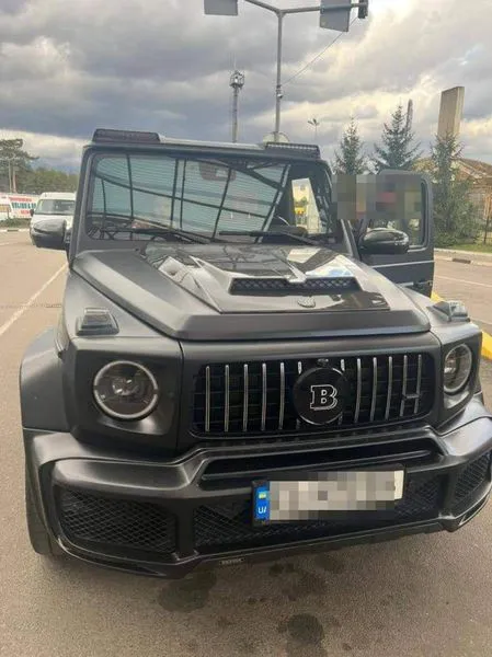 Підробили доручення: через «Ягодин» хотіли вивезти елітні іномарки (фото, відео)