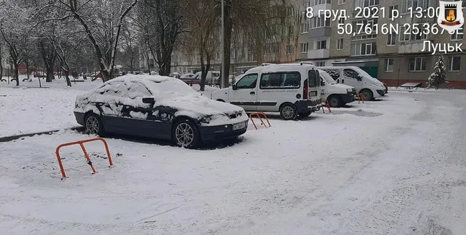 У Луцьку муніципали демонтують юніпаркери, які автовласники встановили у своєму дворі (фото)