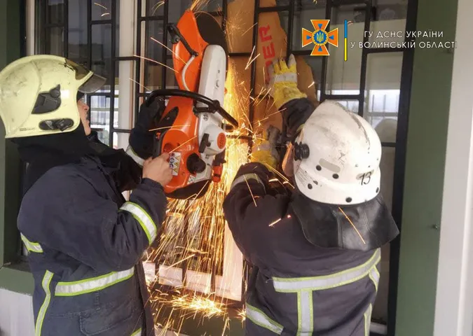 На Волині продавчиню і клієнтів «вирізали» з магазину (фото)