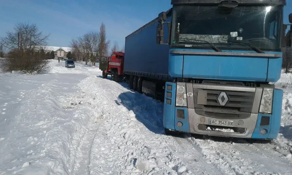 На Волині у сніговому заметі застрягла вантажівка (фото)