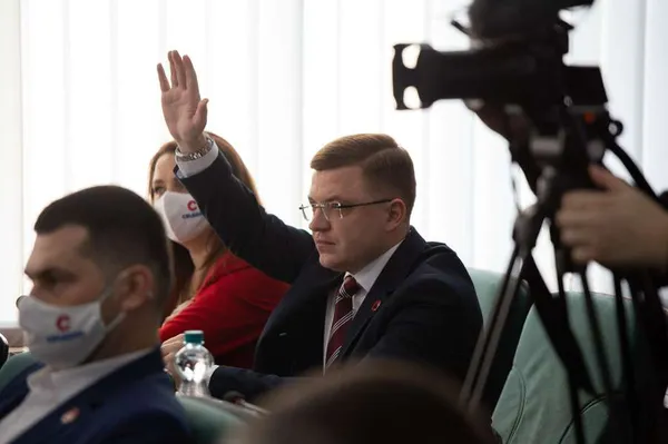 Без тротуарів і розмітки: у Зміїнці просять відремонтувати дорогу до школи