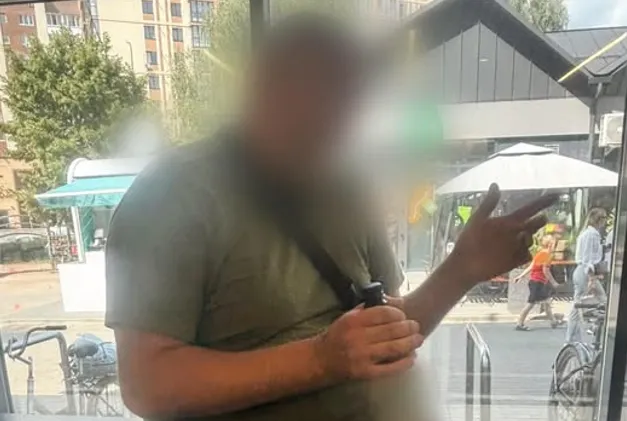 Пив, лаявся і чіплявся до людей: у Луцьку в супермаркеті вгамували агресивного чоловіка