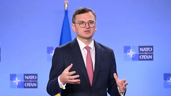 Кулеба закликав українців, які виїхали під час війни, повернутись і допомогти захищати Україну