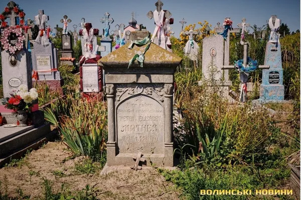 Відрубані руки статуї і загадкова гробниця: чим дивує одне з найстаріших кладовищ Волині (фото)
