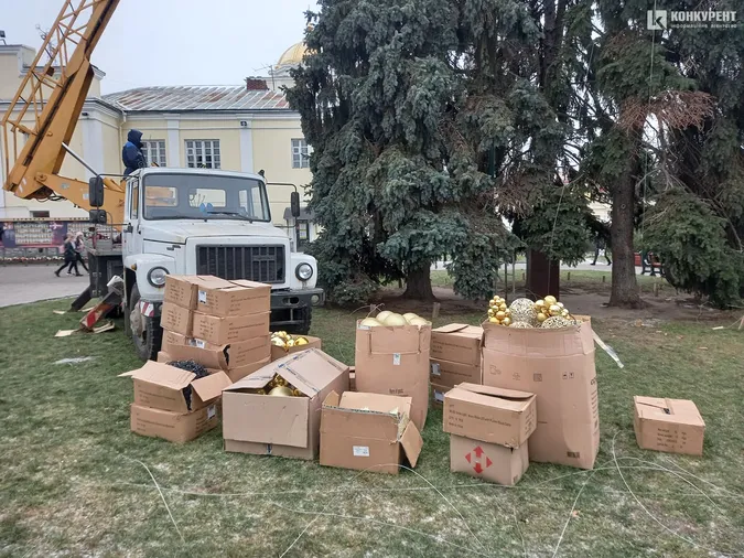 У Луцьку почали прикрашати головні ялинки (фото, відео)