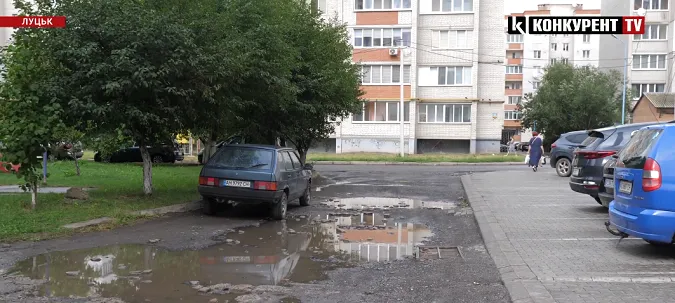 Яма на ямі: у Луцьку люди роками просять відремонтувати двір на Конякіна (відео)