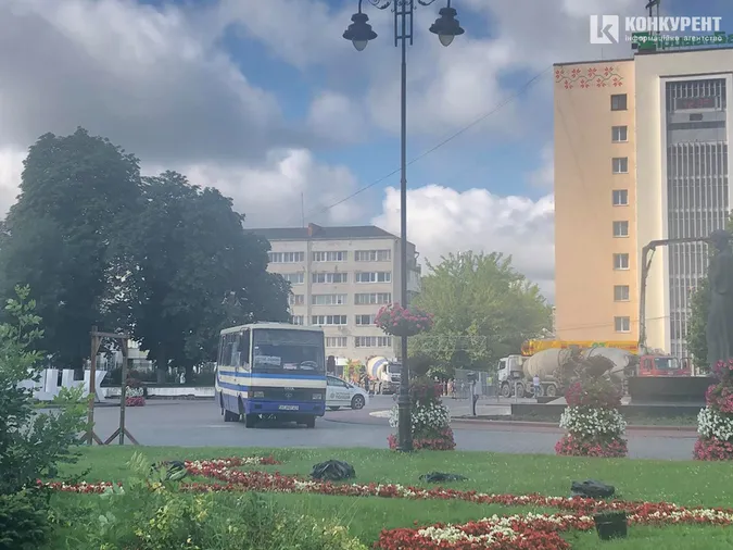 У Луцьку невідомий взяв у заручники пасажирів автобуса і погрожує підірвати (фото)