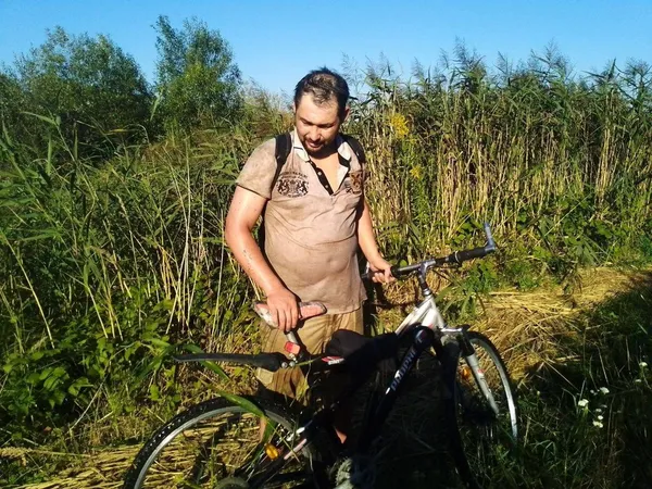 Скинув геолокацію: на Волині рятувальники шукали чоловіка, який заблукав і застряг на болоті (фото)