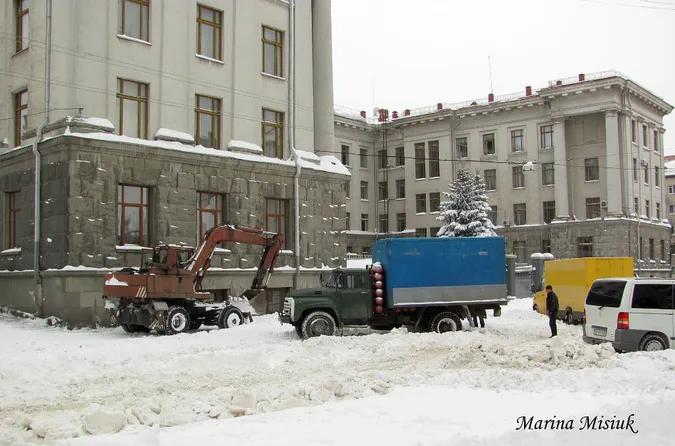 Луцьк замело снігом: вражаючі зимові світлини семирічної давнини (фото)