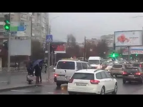 У Луцьку біля ПортCity мотоцикл врізався в бус (фото, відео)