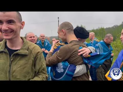 Перші кадри: як зустрічали звільнених українських бранців після чотирьох років неволі (відео)