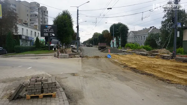 Їздять, ходять, ремонтують: що відбувається на проспекті Волі у Луцьку (фото)