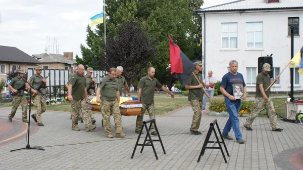«На свято повернувся в домовині»: на Волині провели в останню путь воїна Михайла Беня