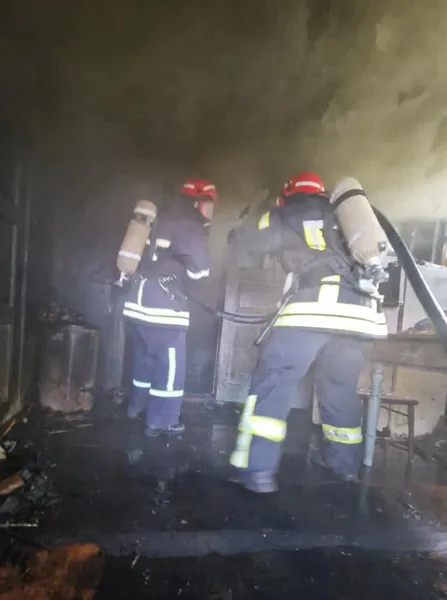 На Волині з палаючого будинку люди дістали чоловіка (фото)