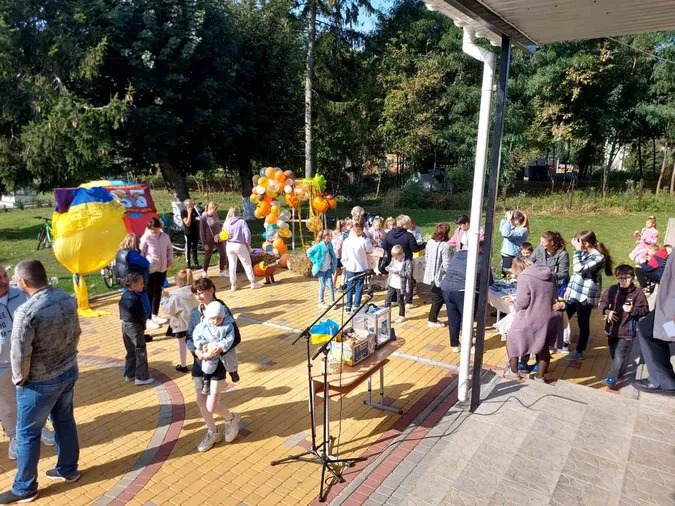 Під Луцьком – ярмарка: на ЗСУ зібрали 30 тисяч (фото)