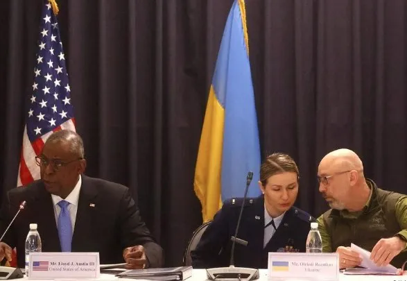 Україна переходить на західні калібри й техніку: Резніков про результати зустрічі на базі Рамштайн