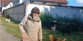 Матюкає, показує дупу, б'є лопатою: безхатько тероризує цілий район у Ковелі (відео)