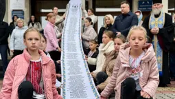 У Нововолинську створили 20-метровий вишитий рушник з іменами полеглих Героїв (фото)
