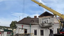 У Володимирі почали розбирати будинок, який обвалився (фото)