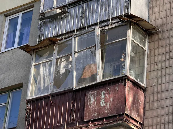 Летіло скло, валило дерева: негода наробила лиха у Луцьку (фото)