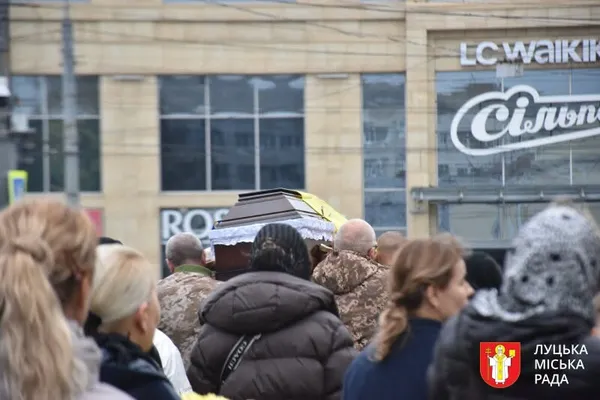 «Віддавав військовим власне взуття»: у Луцьку попрощалися з волонтером та воїном Володимиром Тарановичем (фото)
