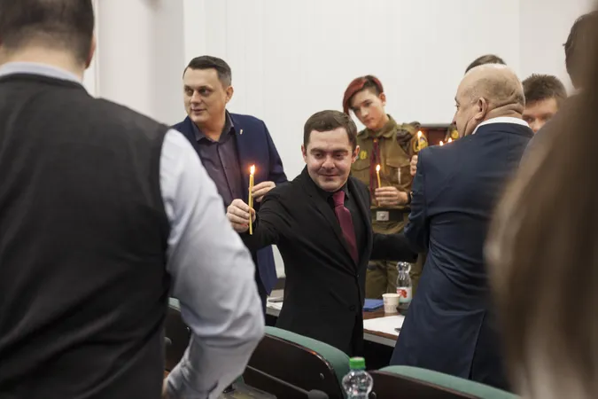 Із вогнем миру і співами: якою була остання в 2019 році сесія Луцької міської ради (фото)