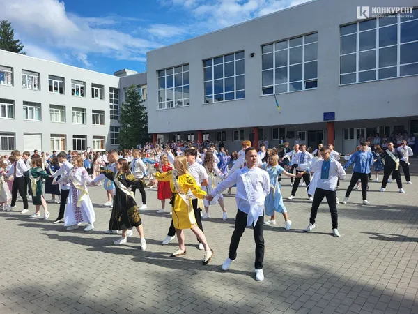 «Бо ми – люди-титани»: як у Луцькому ліцеї №10 танцювали випускний вальс (фото, відео)