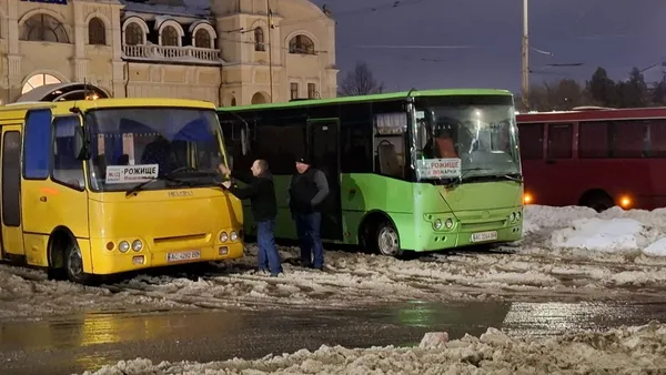 У Луцьку автобуси досі їздять з російською мовою на табличках: що коїться (фото)
