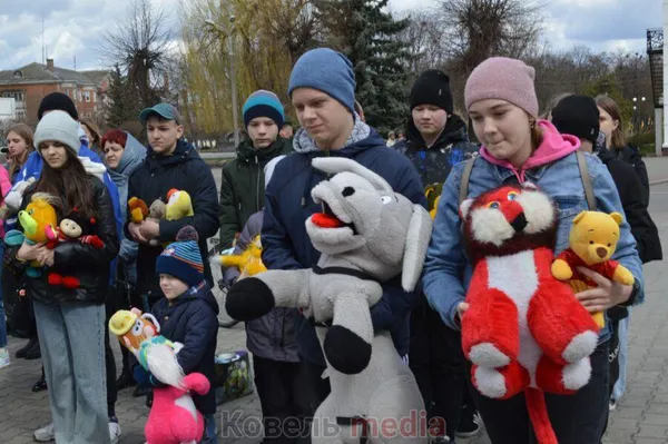 М'які іграшки на асфальті: у Ковелі вшанували жертв різанини у Бучі (фото, відео)