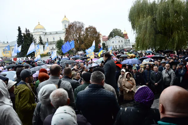 Як Саакашвілі мокнув та «поливав» брудом Порошенка у Луцьку (фото)