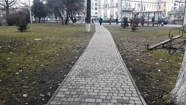 Лучани нарікають, що в «Старому місті» не прибирають сміття і сніг (фото)
