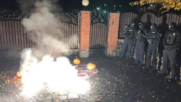 “Вийди звідси, нечисть!”: на Волині під будинком судді КСУ влаштували протест  (ФОТО)