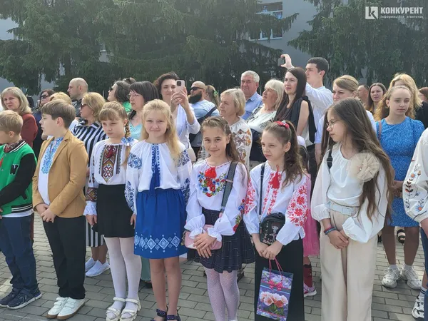 «Бо ми – люди-титани»: як у Луцькому ліцеї №10 танцювали випускний вальс (фото, відео)