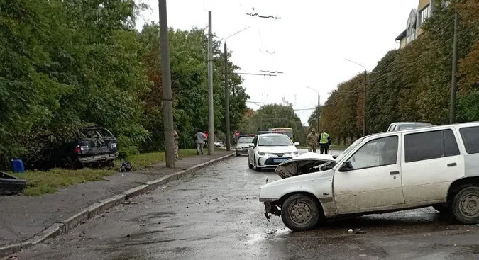 У Луцьку зіткнулися BMW та Opel – 13-річна пасажирка у реанімації (фото, відео)