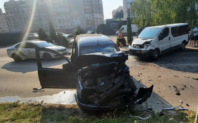 Виїхав на «зустрічку»: у Луцьку п'яний на «опелі» протаранив бус (фото)