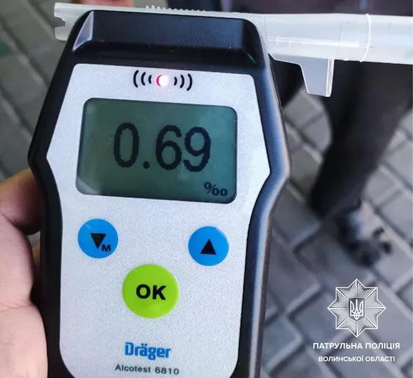 П'яна їзда: волинські патрульні зловили водія шкільного автобуса (відео)