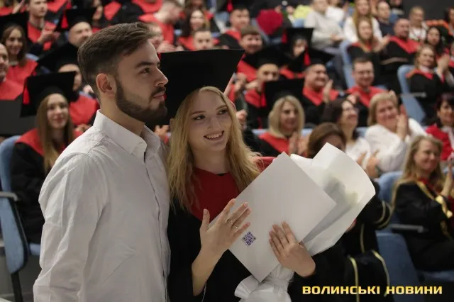 У луцькому виші під час вручення дипломів хлопець зробив пропозицію коханій (фото)