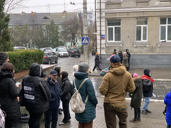 Під стінами Луцькради – мітингувальники: хочуть більше коштів на армію у 2024 році (фото)
