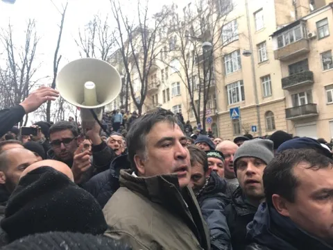 «Волю Міхо»: люди блокують доправлення Саакашвілі в СБУ 