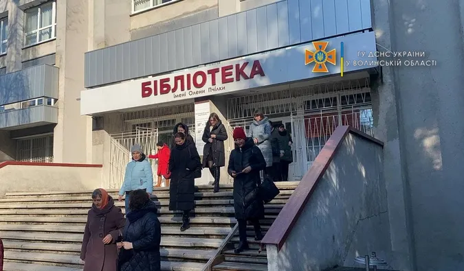 У Луцьку рятувальники евакуювали людей з бібліотеки (фото, відео)