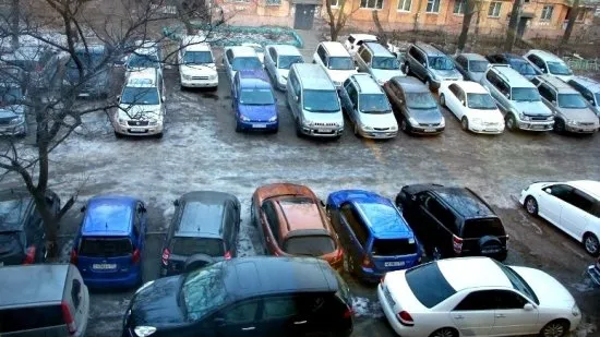 В Україні можуть заборонити парковки у дворі між будинками