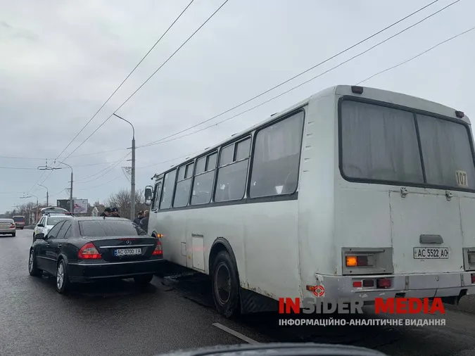 У Луцьку – ДТП на шляхопроводі: зіткнулися автобус і «мерседес» (фото)